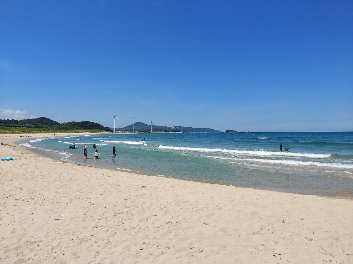 島根県江津市の人気海水浴場『黒松海水浴場』の景観
