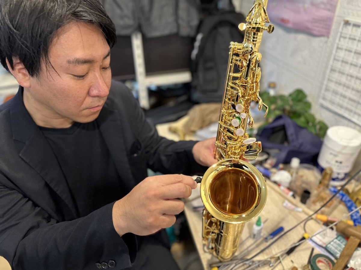 鳥取県南部町にオープンした管楽器専門店『服部管楽器山陰』のリペア作業の様子
