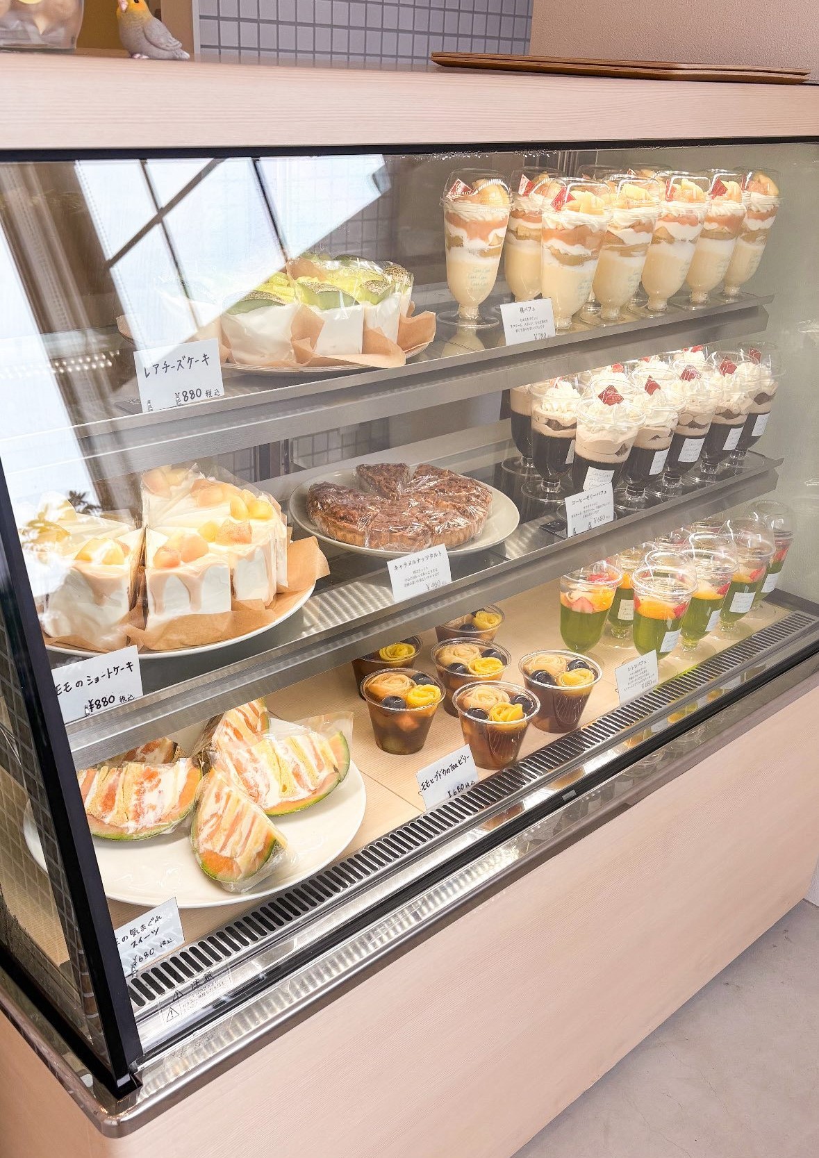島根県出雲市にある複合施設『&amp;』内にオープンしたスイーツショップ『Patisserie Cui Cui』の店内の様子