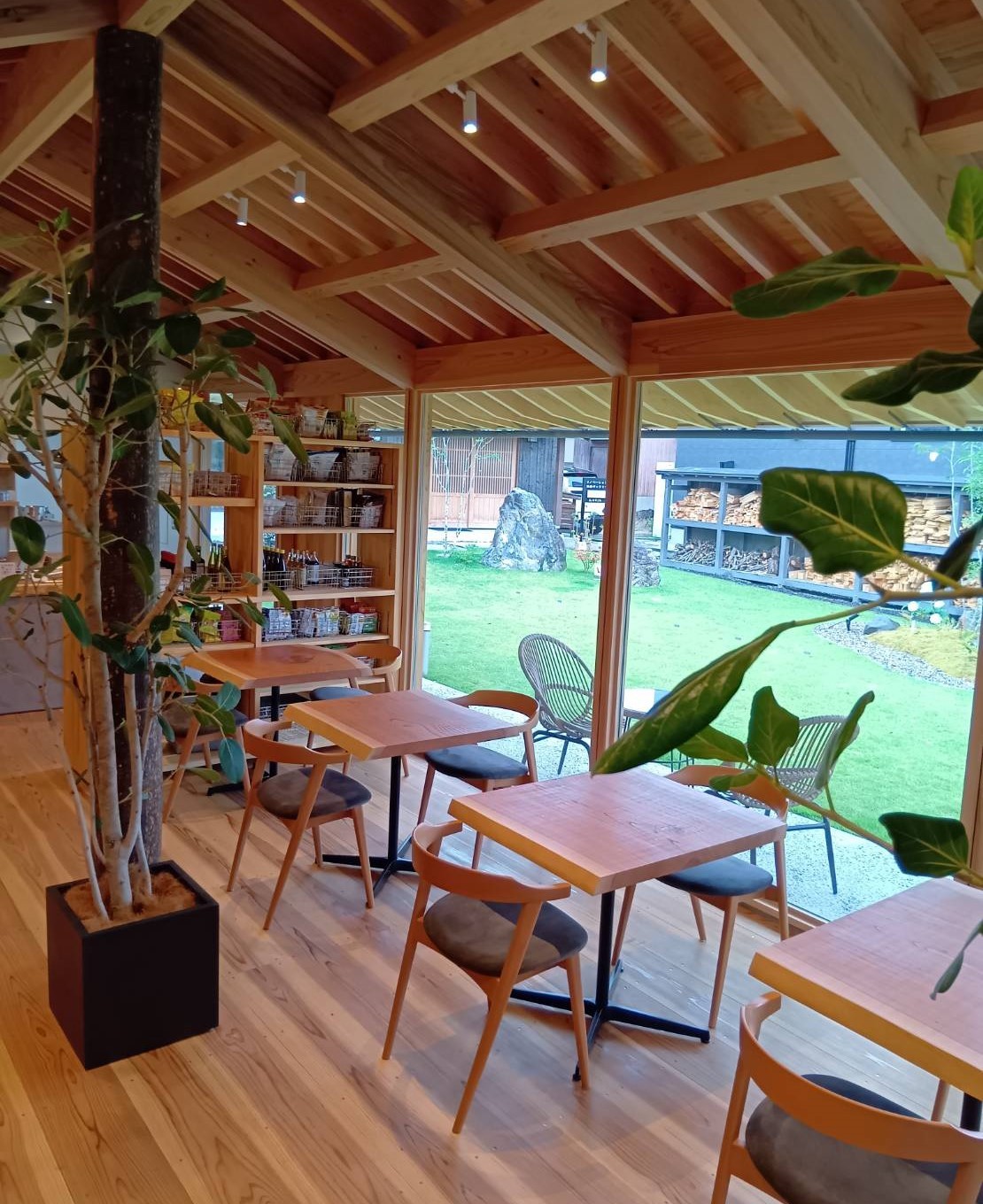 島根県出雲市にオープンしたカフェ『Minkle（ミンクル）』の店内の様子