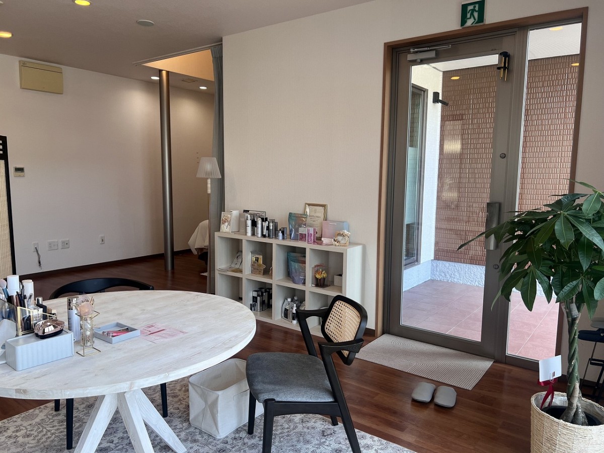 島根県松江市にオープンした美容サロン『beauty salon at-Naru  (ビューティーサロンアットナル)』の店内の様子