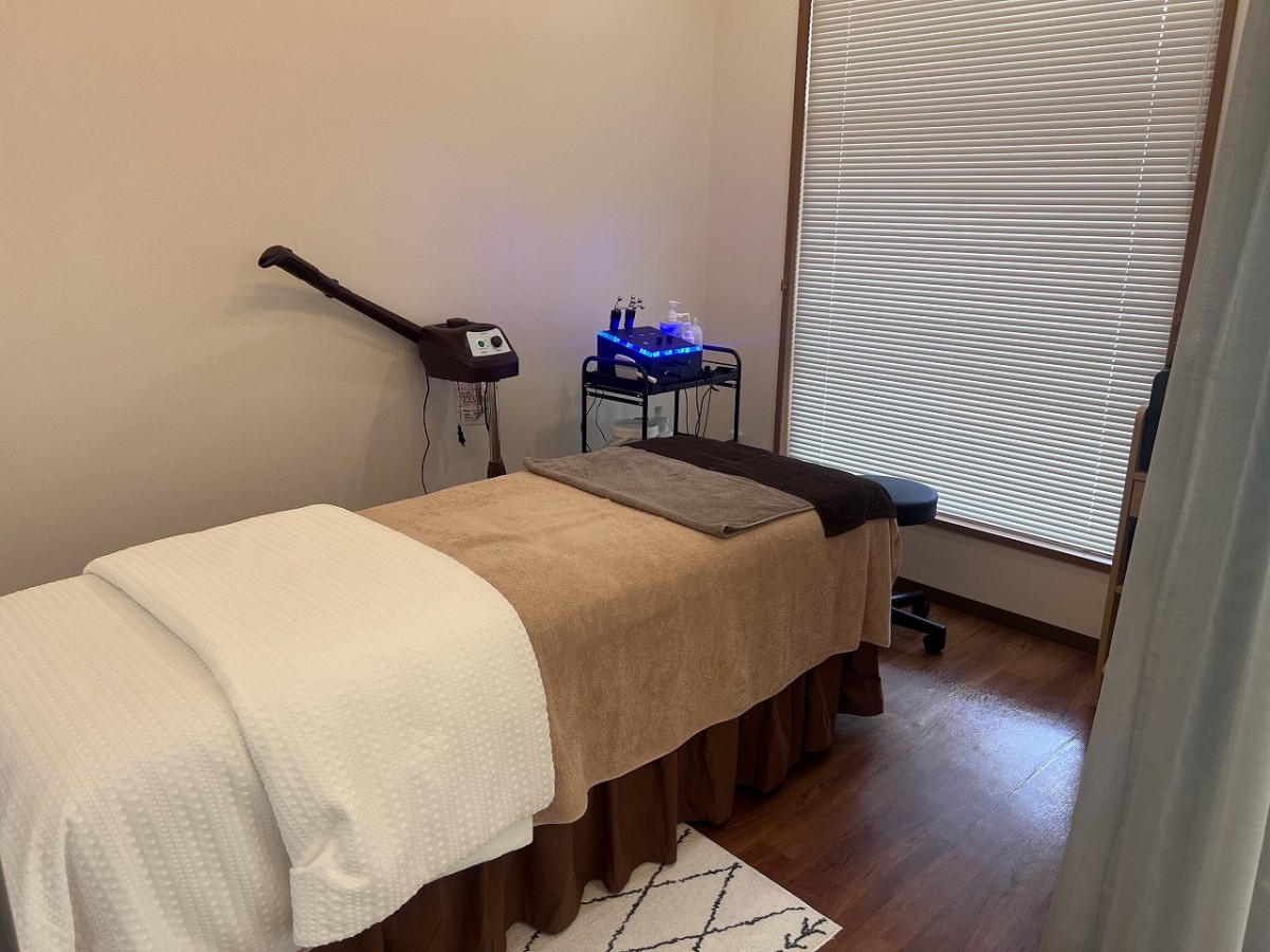島根県松江市にオープンした美容サロン『beauty salon at-Naru  (ビューティーサロンアットナル)』の店内の様子