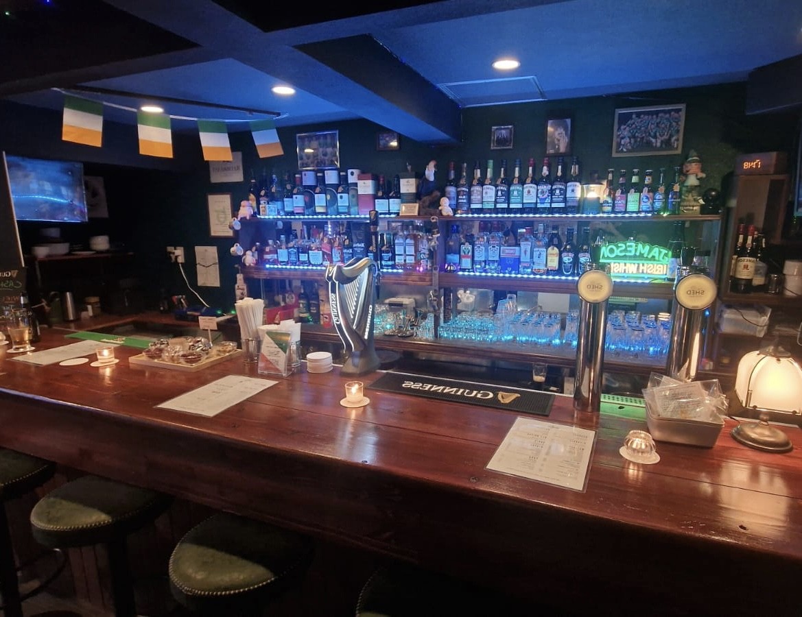 鳥取県米子市にオープンしたアイリッシュバー『THE SHED』の店内の様子