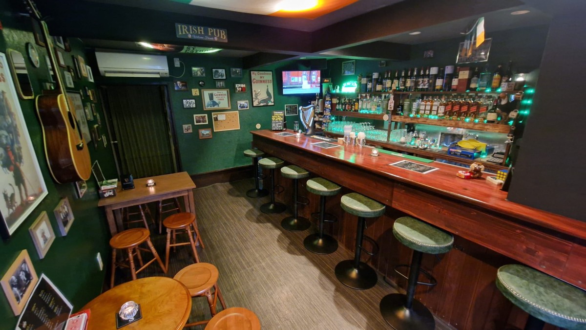 鳥取県米子市にオープンしたアイリッシュバー『THE SHED』の店内の様子