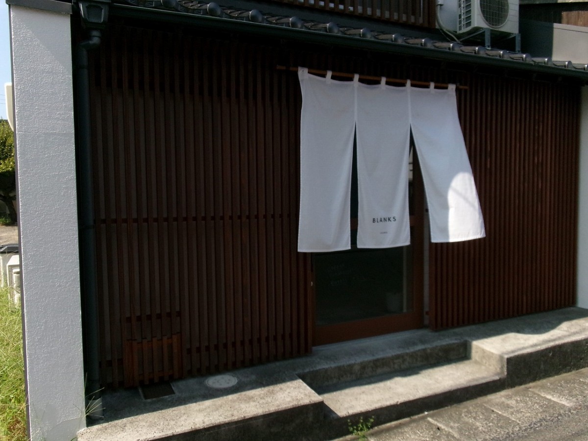 島根県出雲市大社町に移転した自家焙煎コーヒー店『BLANKS』の外観