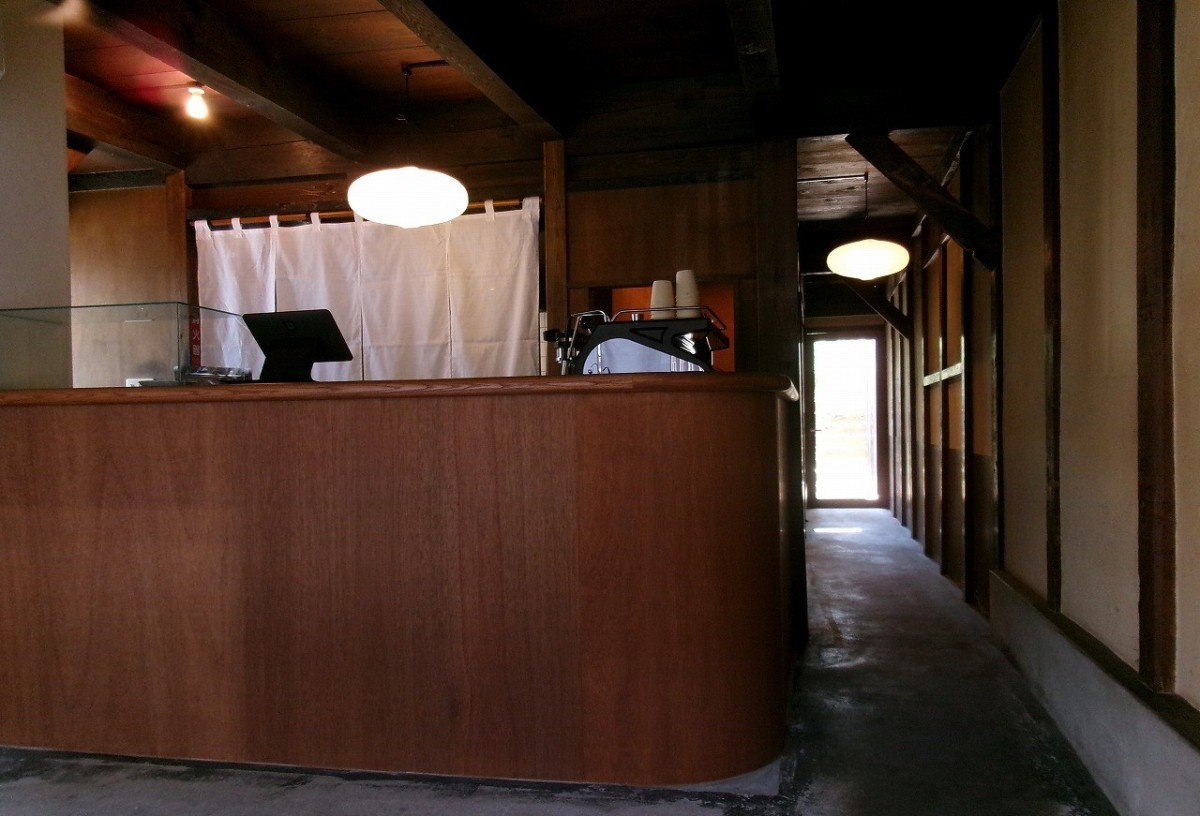 島根県出雲市大社町に移転した自家焙煎コーヒー店『BLANKS』の店内の様子