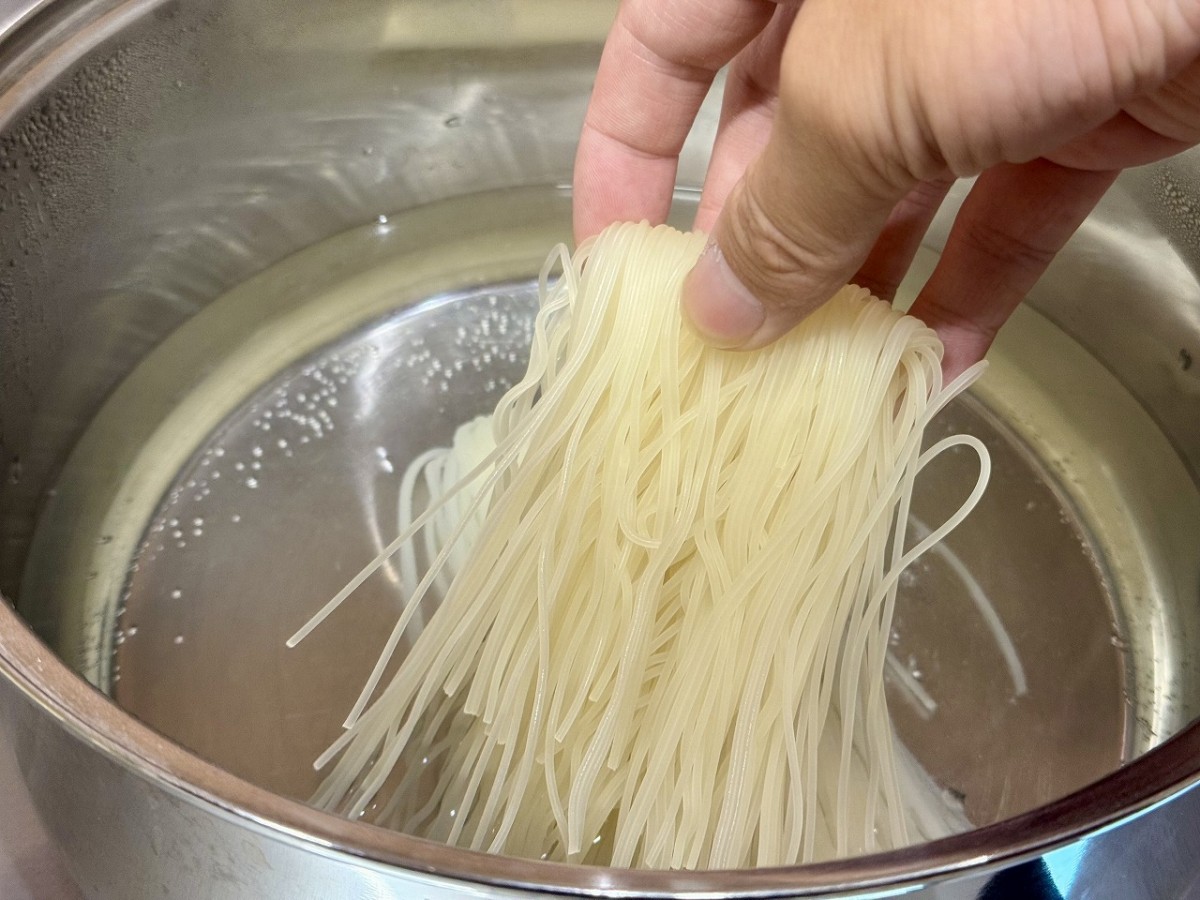 雲南市吉田町「木村有機農園」による米粉麺「田守り麺」の調理風景