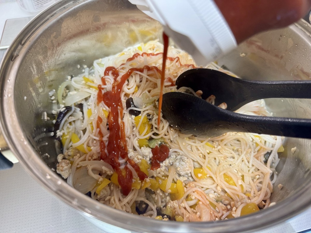 雲南市吉田町「木村有機農園」による米粉麺「田守り麺」の調理風景