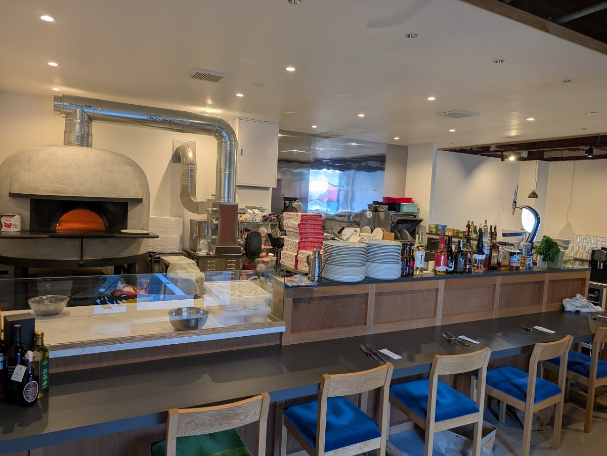 島根県松江市にオープンした『Pizzeria R』の店内の様子