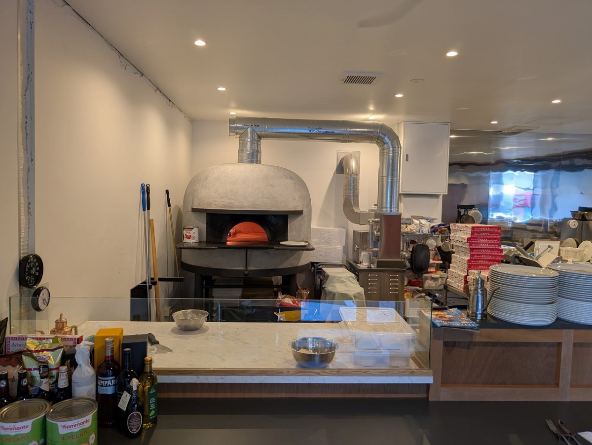島根県松江市にオープンした『Pizzeria R』の店内の様子
