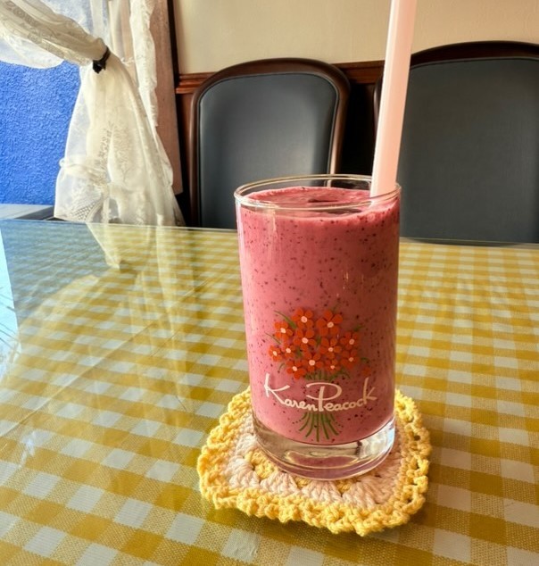 島根県益田市にオープンした『すなぎつねのきまぐれロールケーキっ茶』のドリンク