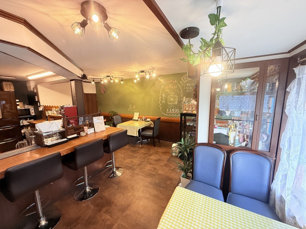 島根県益田市にオープンした『すなぎつねのきまぐれロールケーキっ茶』の店内の様子