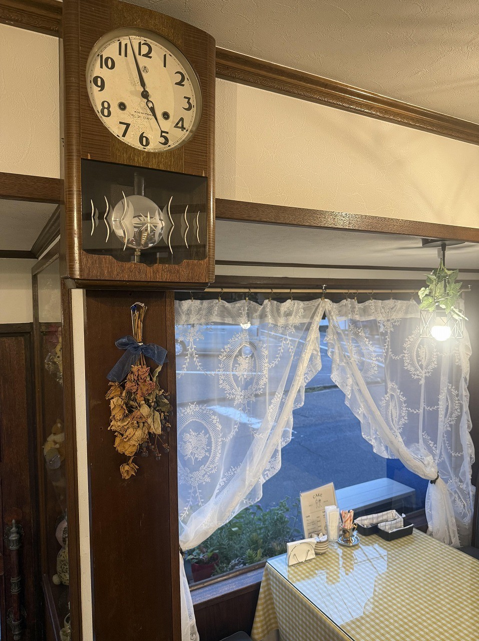 島根県益田市にオープンした『すなぎつねのきまぐれロールケーキっ茶』の店内の様子