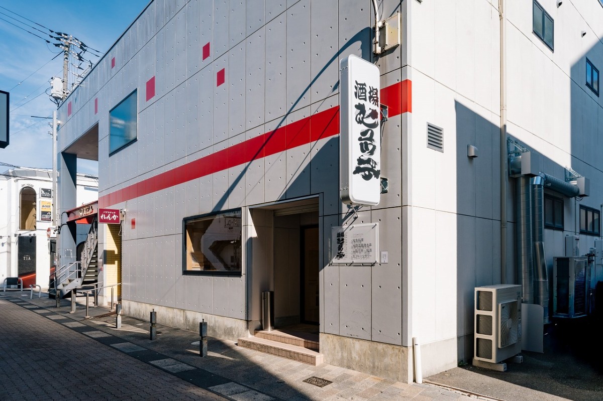 島根県出雲市にオープンした居酒屋『酒場ヒュッテ』の外観