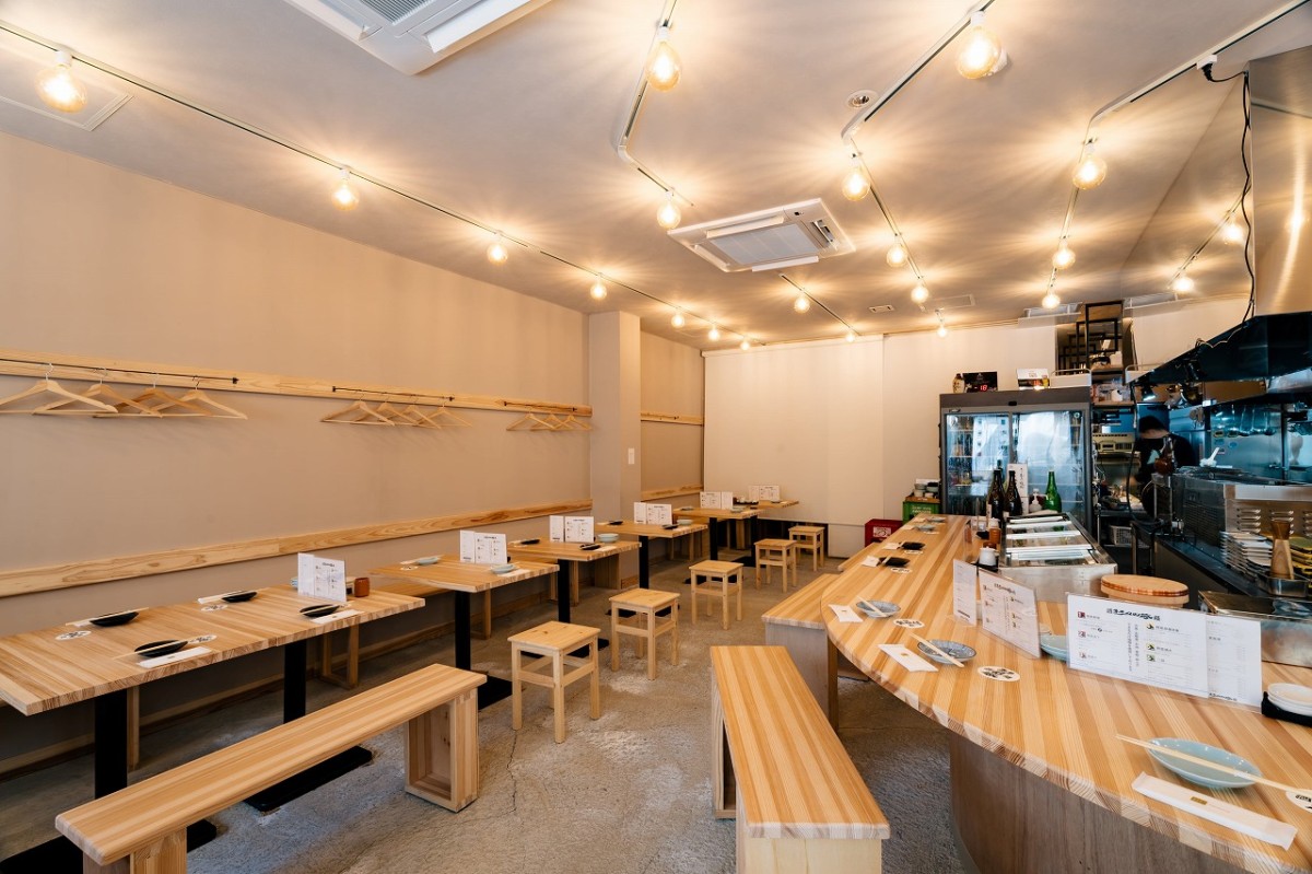 島根県出雲市にオープンした居酒屋『酒場ヒュッテ』の店内の様子