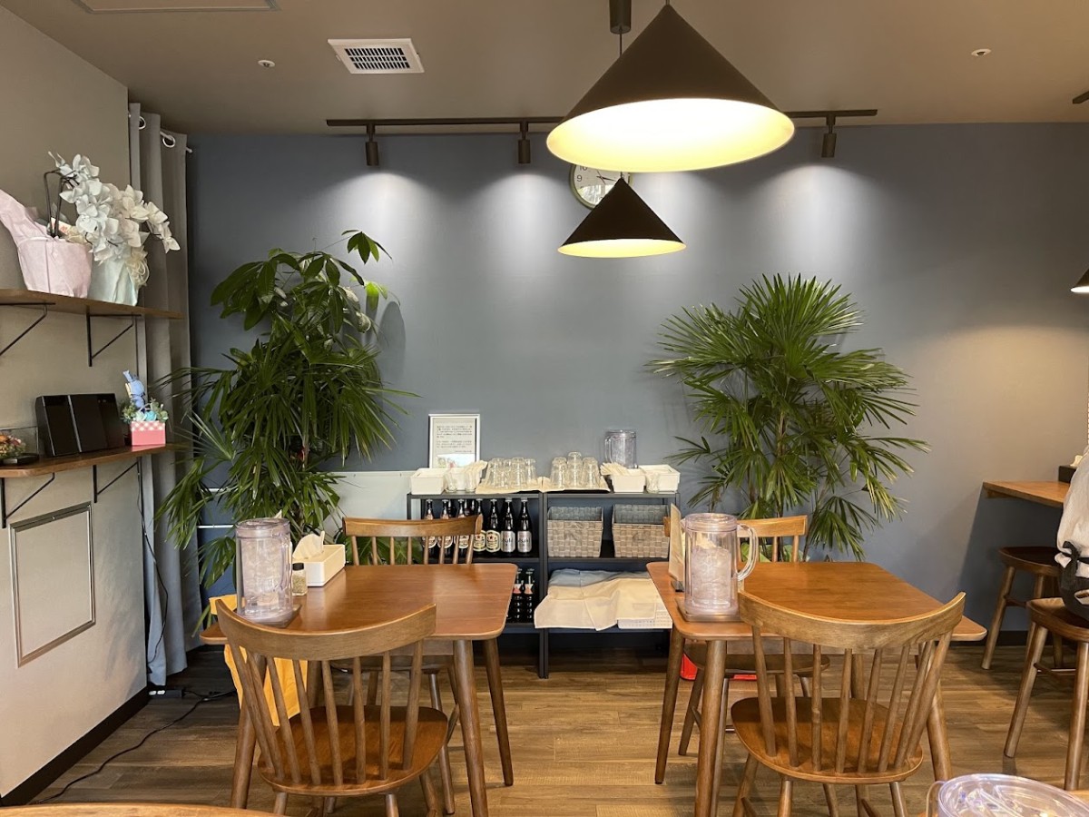 鳥取県鳥取市にオープンしたスパイスカレー専門店『コサジイチシャミネ鳥取店』の店内の様子