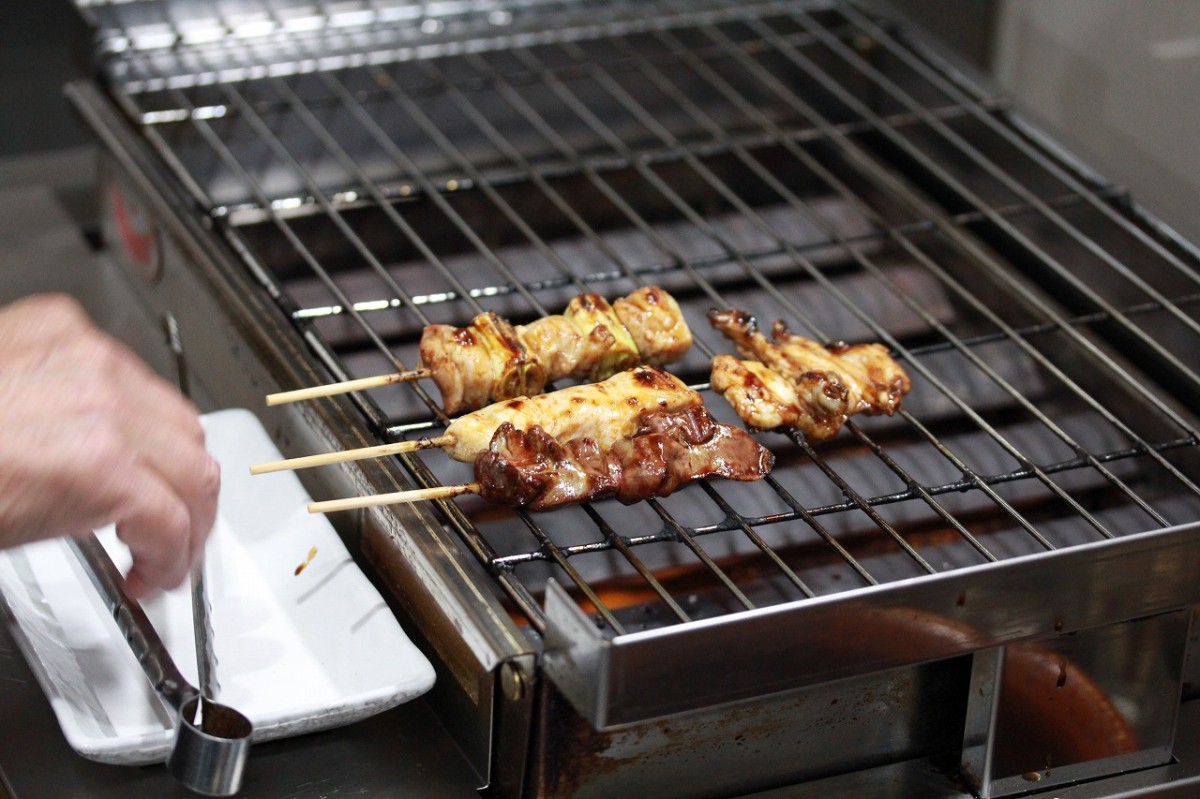 島根県松江市伊勢宮にオープンした居酒屋『やきとり大将』の調理風景