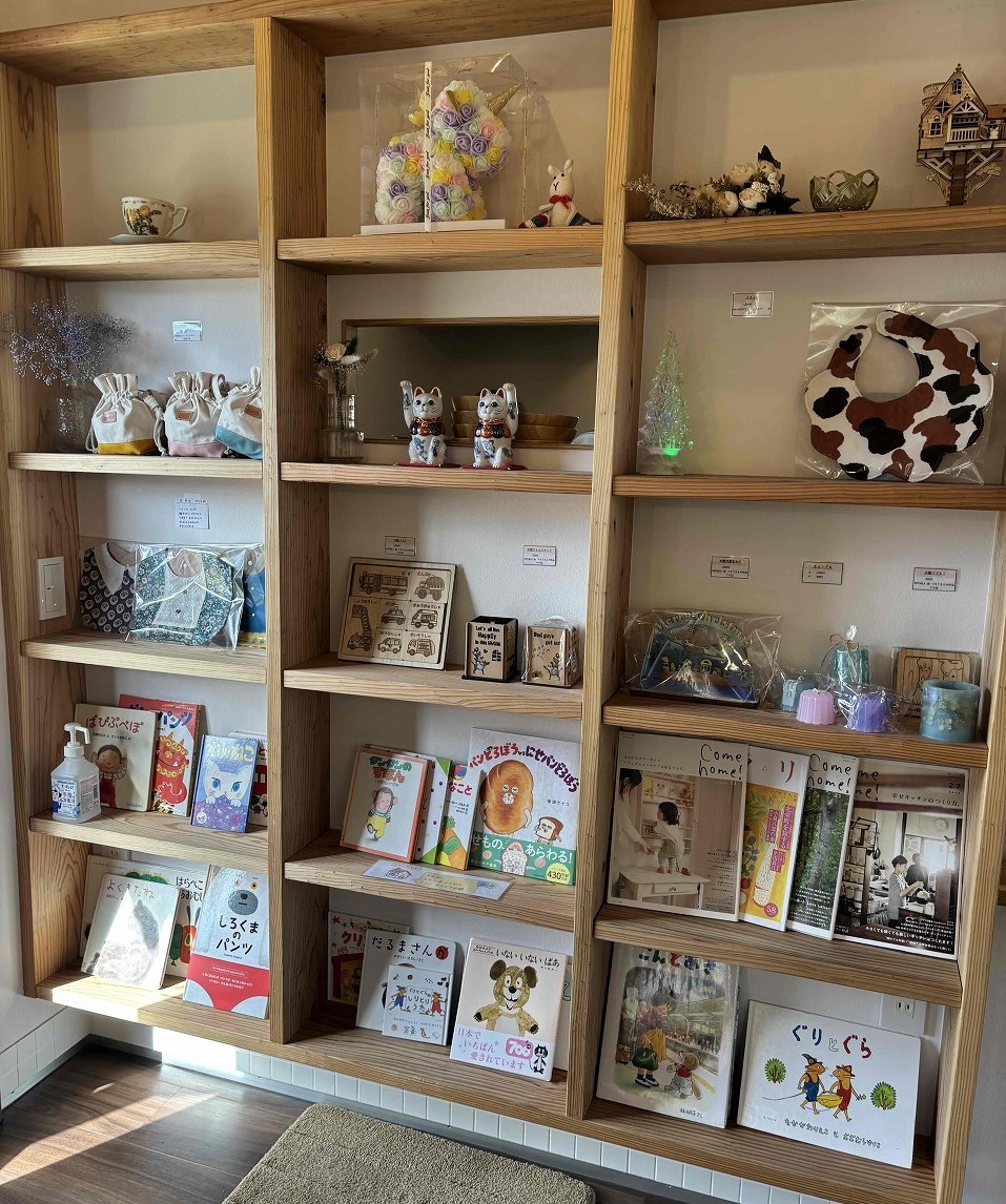 鳥取県境港市にオープンした『お庭カフェbriller』の店内の様子