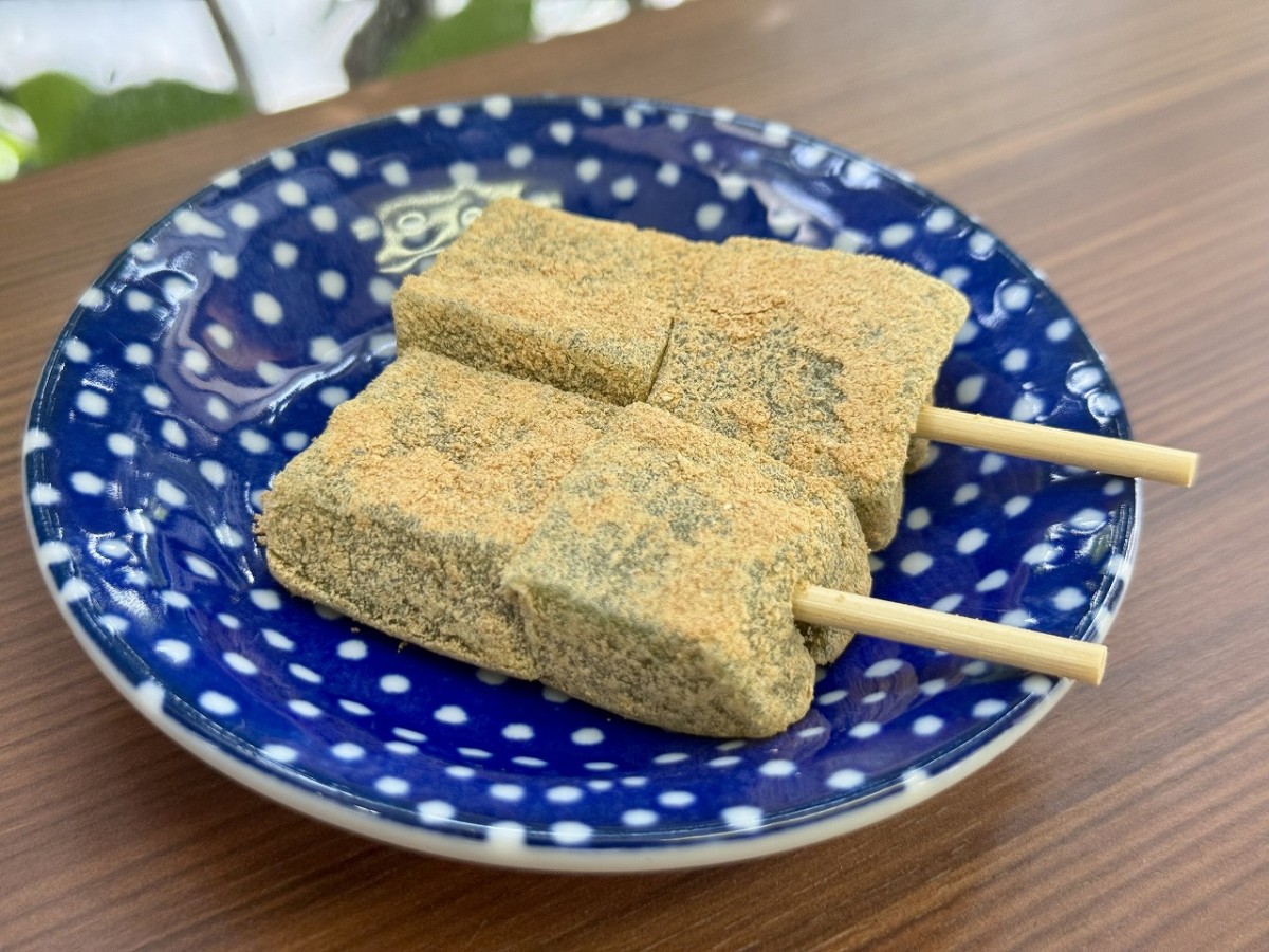 島根県雲南市にある『藤原茶問屋』の茶団子