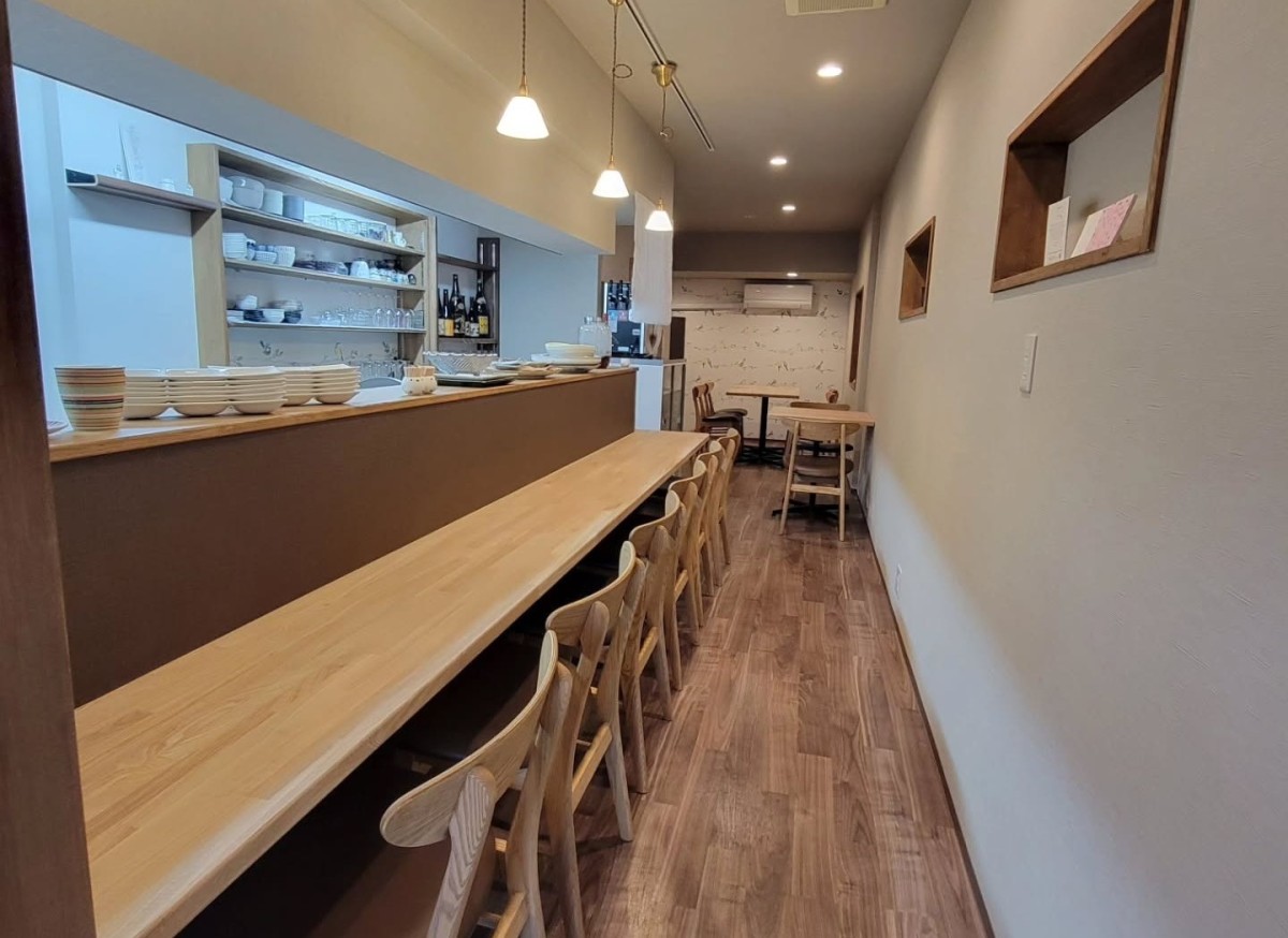 島根県出雲市にオープンした『創作おばんざい とまり木』の店内の様子
