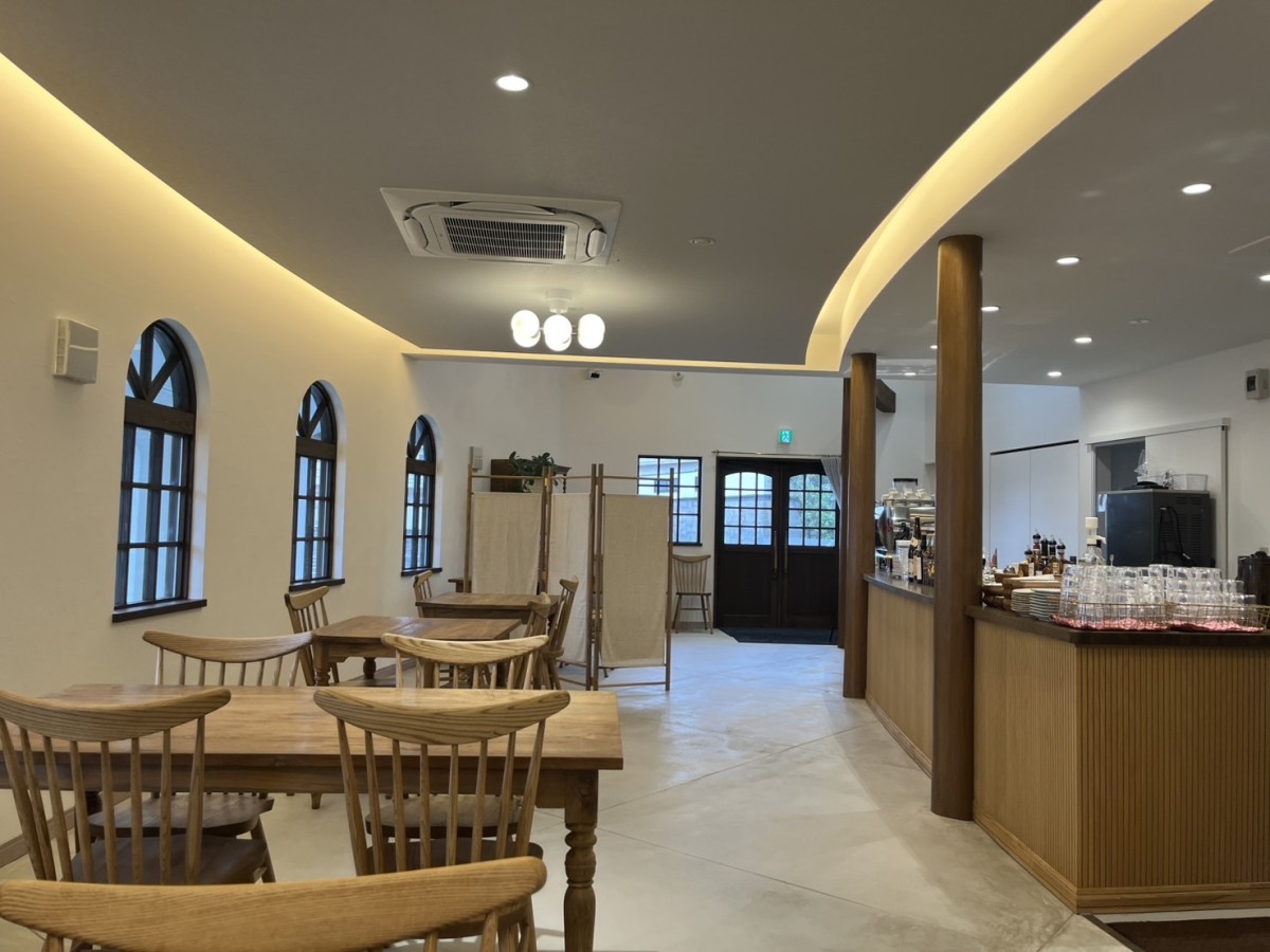 島根県浜田市にオープンしたカフェレストラン『ROIScafe』の店内の様子