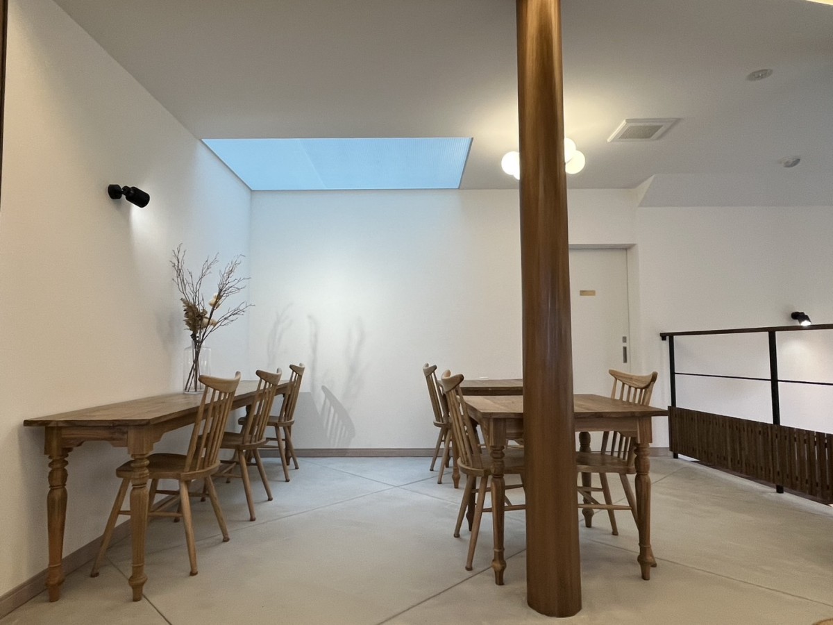 島根県浜田市にオープンしたカフェレストラン『ROIScafe』の店内の様子