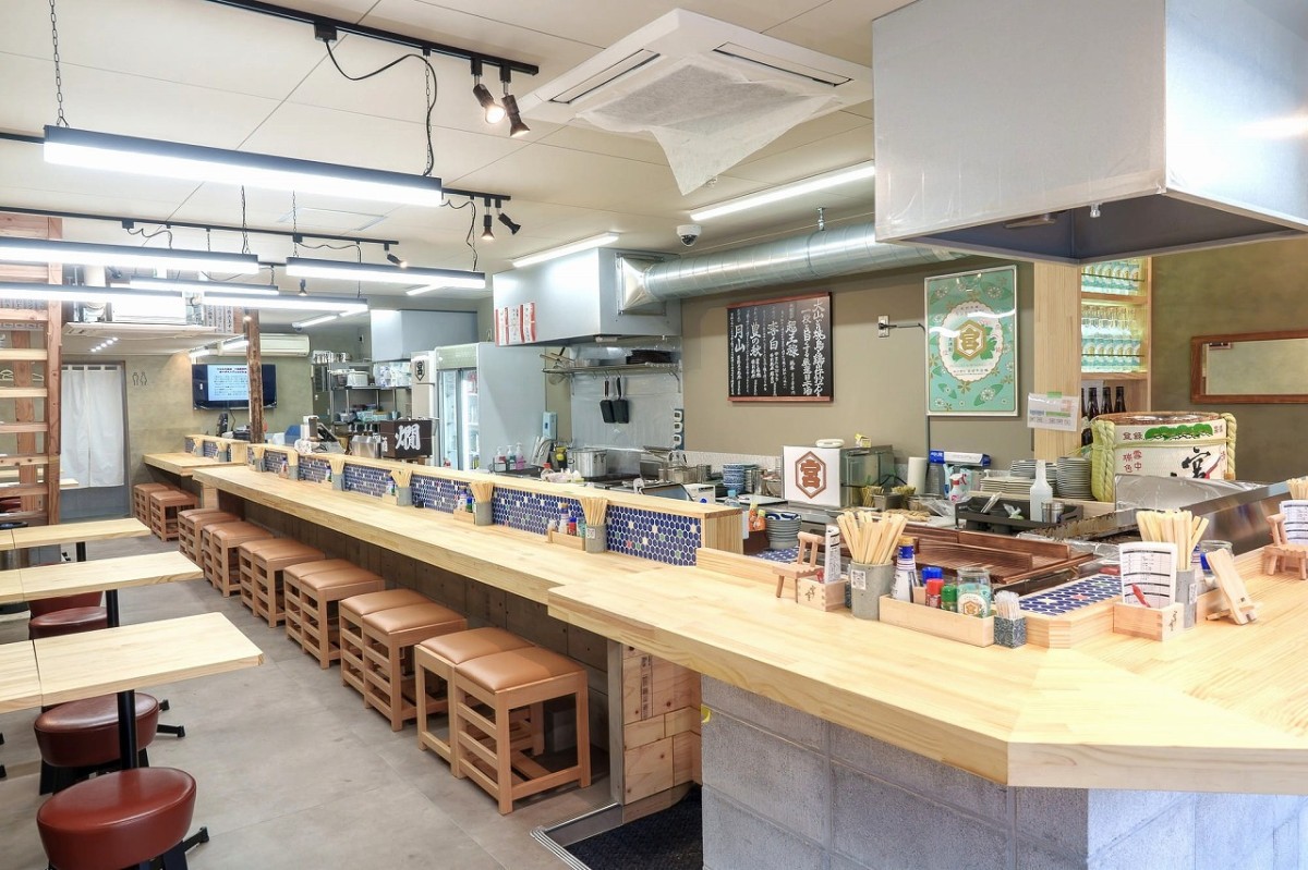 島根県松江市にオープンした焼き鳥専門店『やきとり酒場 一鳥前 松江店』の店内の様子