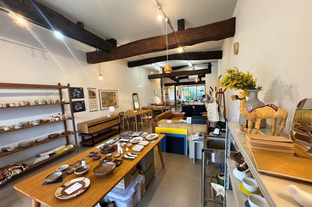 島根県出雲市「本町商店街」に移転したインテリアショップ『ニューインテリア』の店内の様子