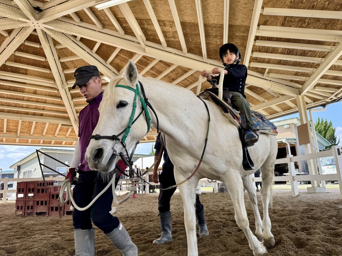 島根県益田市にある『さんさん牧場』の乗馬体験の様子