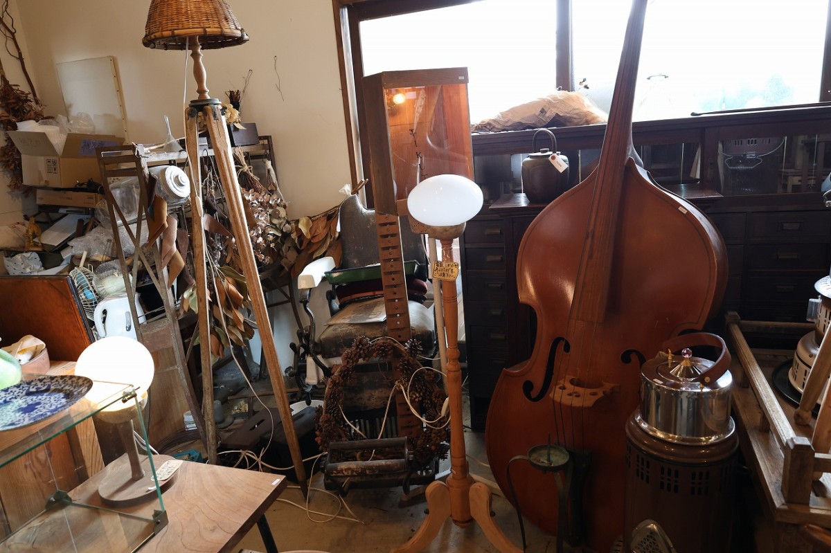 島根県出雲市にある『古道具チクタ』の店内の様子