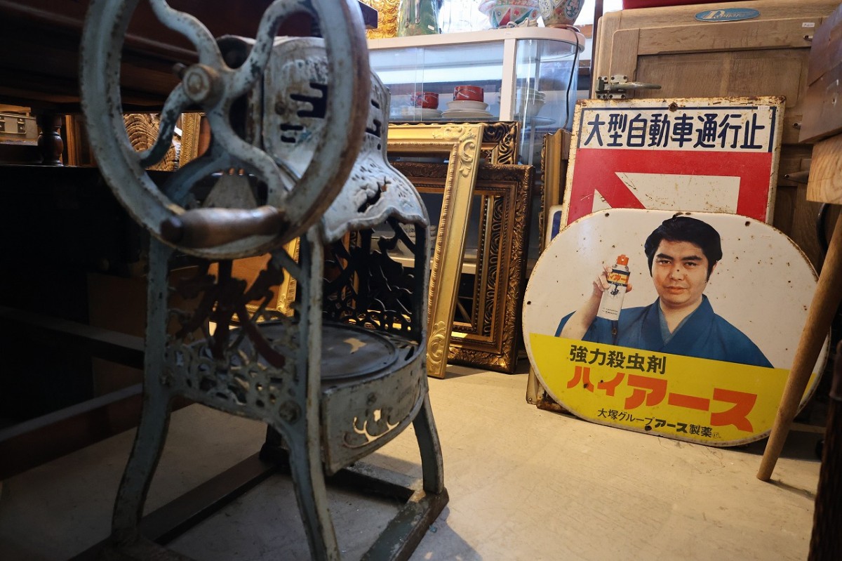 島根県出雲市にある『古道具チクタ』の店内の様子