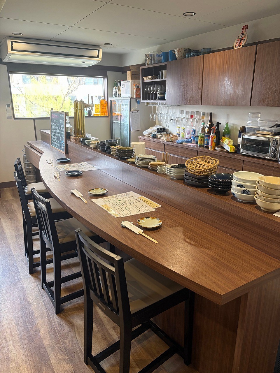 島根県松江市にオープンした居酒屋『厨人 sangha』の店内の様子