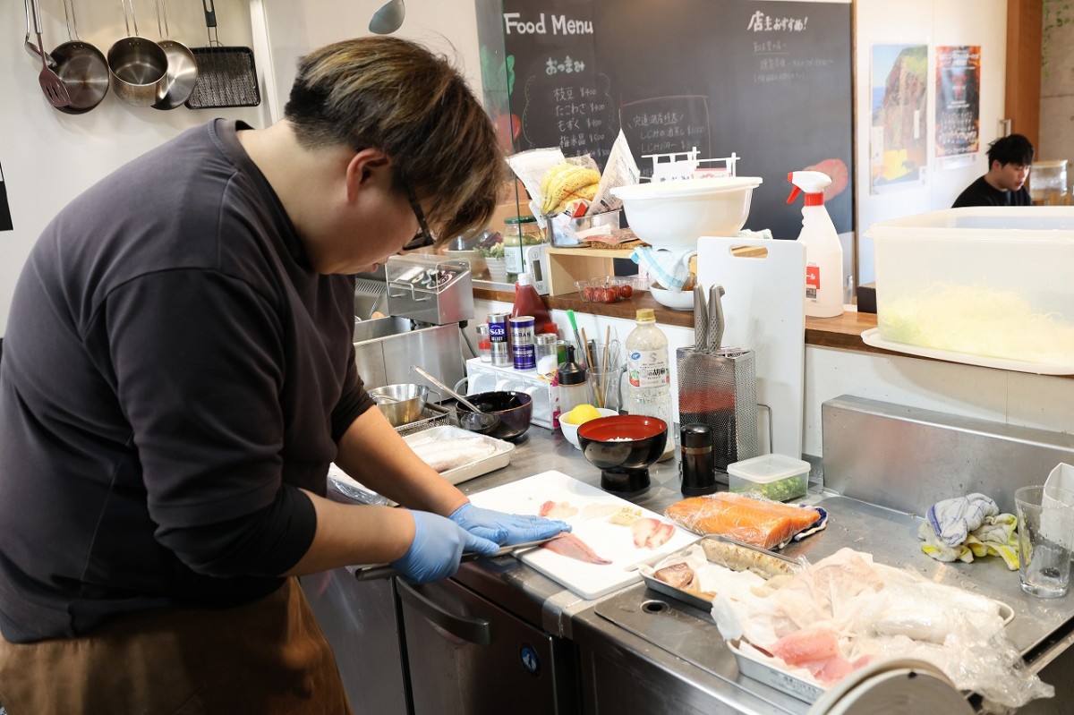 島根県松江市のカラコロ工房内にある海鮮レストラン『海鮮市場Taverna Content』の料理長