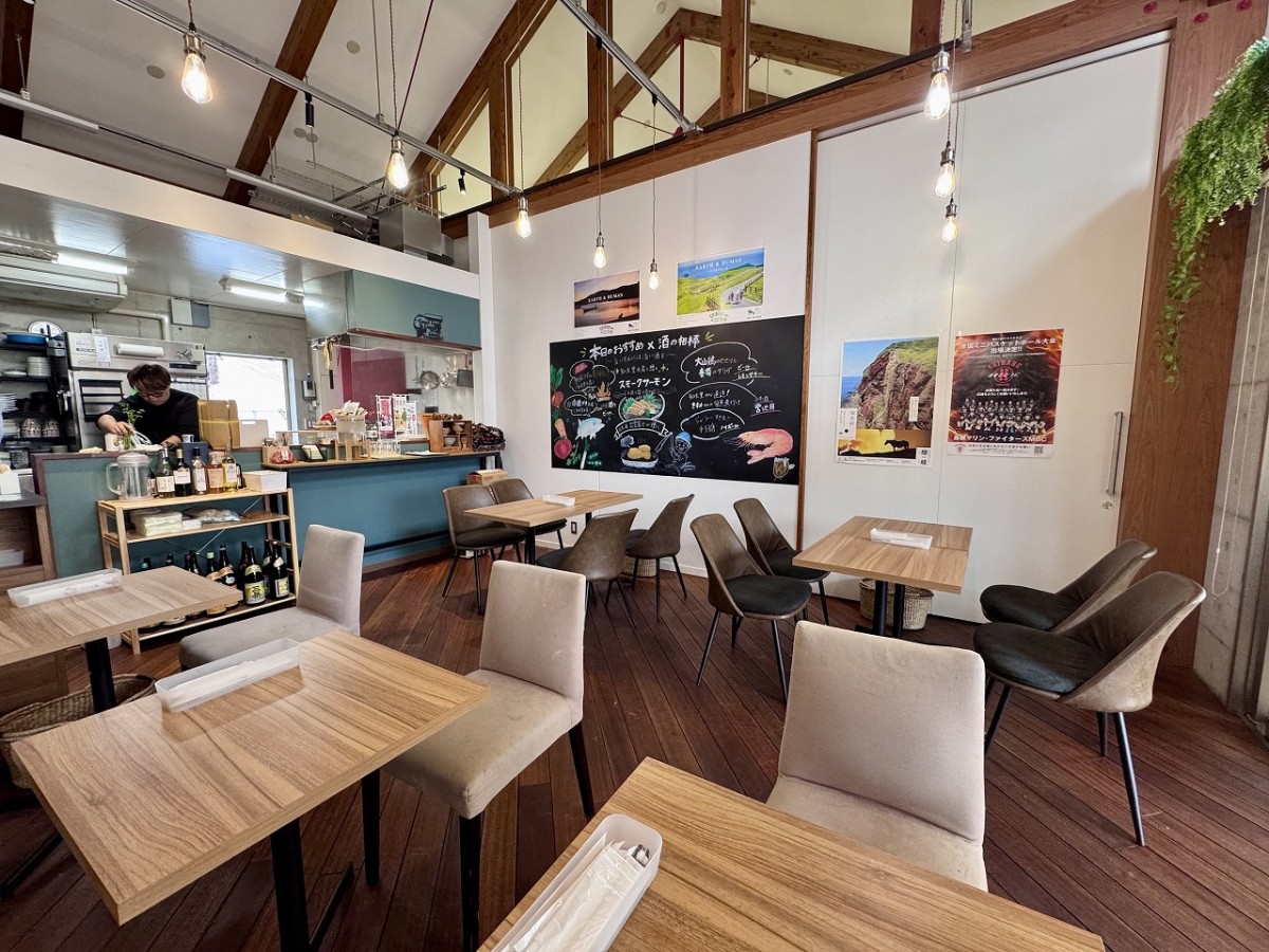 島根県松江市のカラコロ工房内にある海鮮レストラン『海鮮市場Taverna Content』の店内の様子