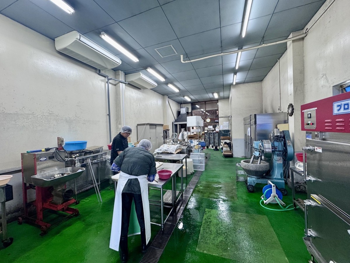 島根県松江市にある『青山蒲鉾店』の工房