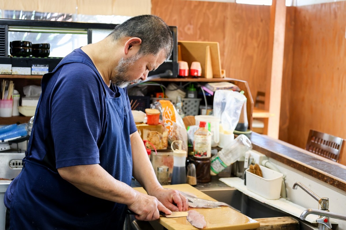 島根県出雲市にオープンした食事処『めしと酒と てんやわんや』の店主