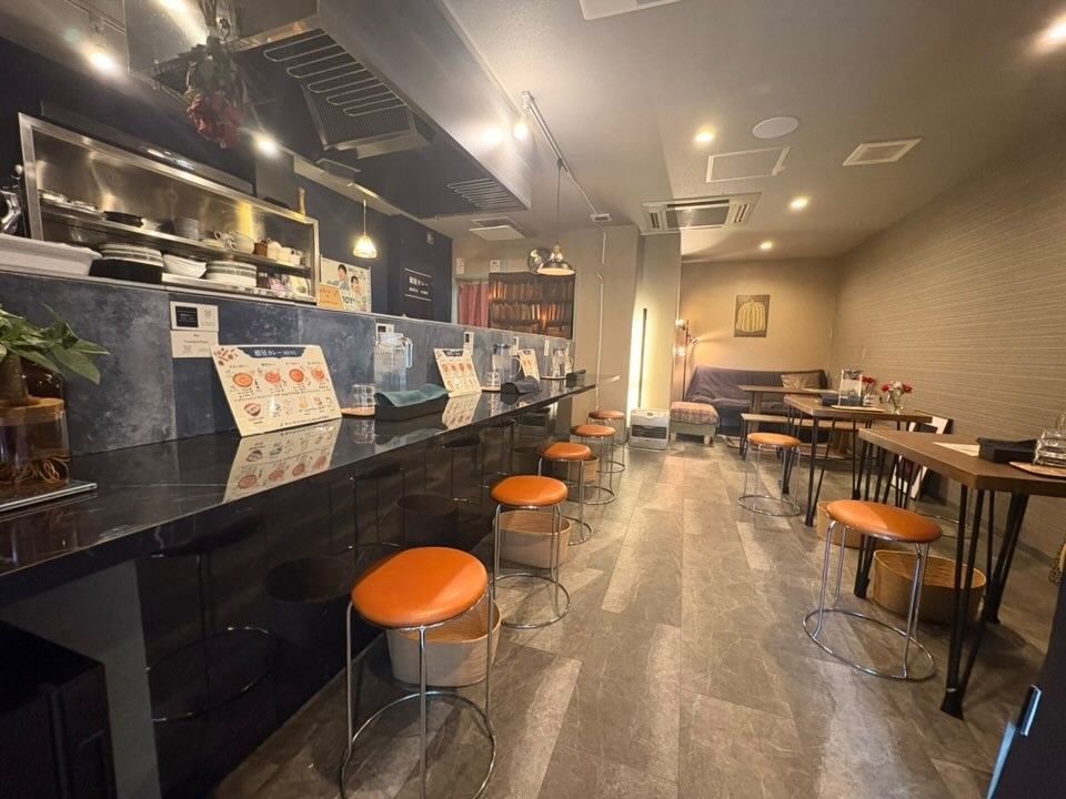 島根県松江市にオープンしたカレー店『紺屋カレー』の店内の様子