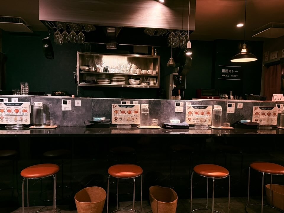 島根県松江市にオープンしたカレー店『紺屋カレー』の店内の様子