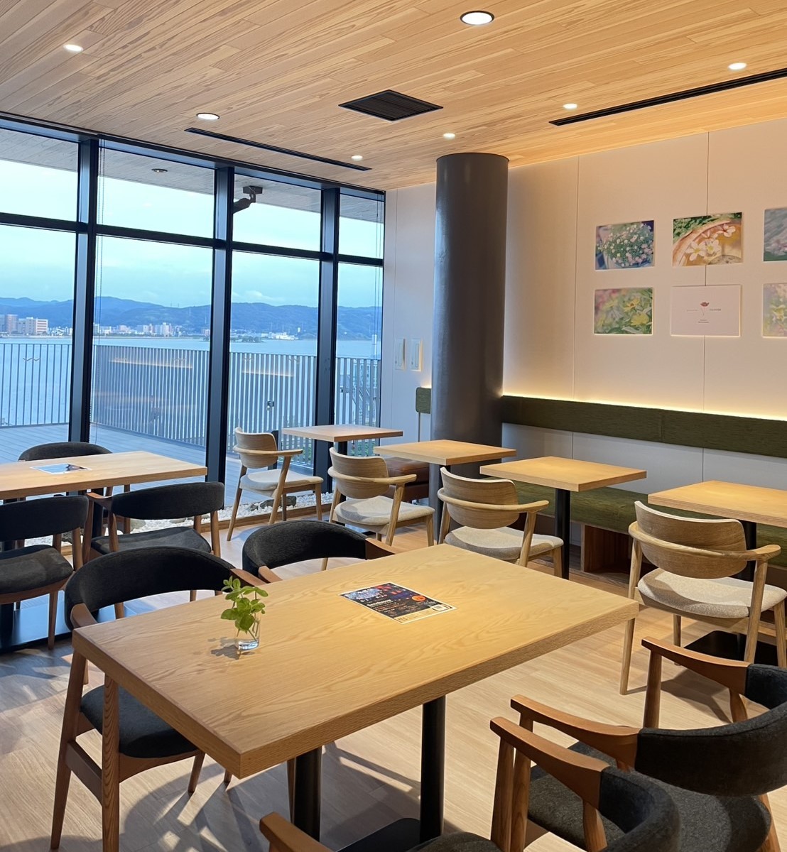 松江市役所２階にオープンした『Senchasou Japanese TEA cafe＆dine 』の店内の様子