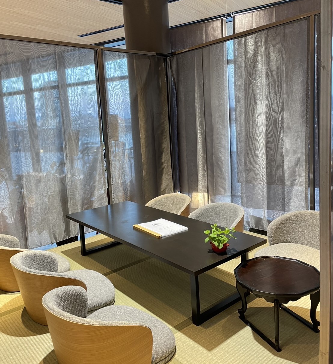 松江市役所２階にオープンした『Senchasou Japanese TEA cafe＆dine 』の店内の様子
