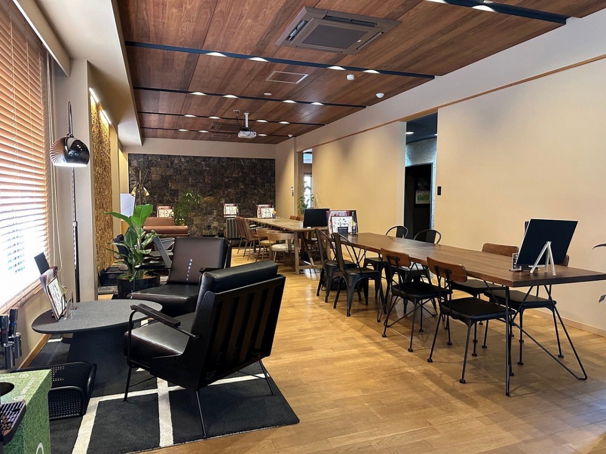 鳥取県鳥取市にある『グリーンゴルフ21』内のカフェ『RITMO THE CAFE』の店内の様子