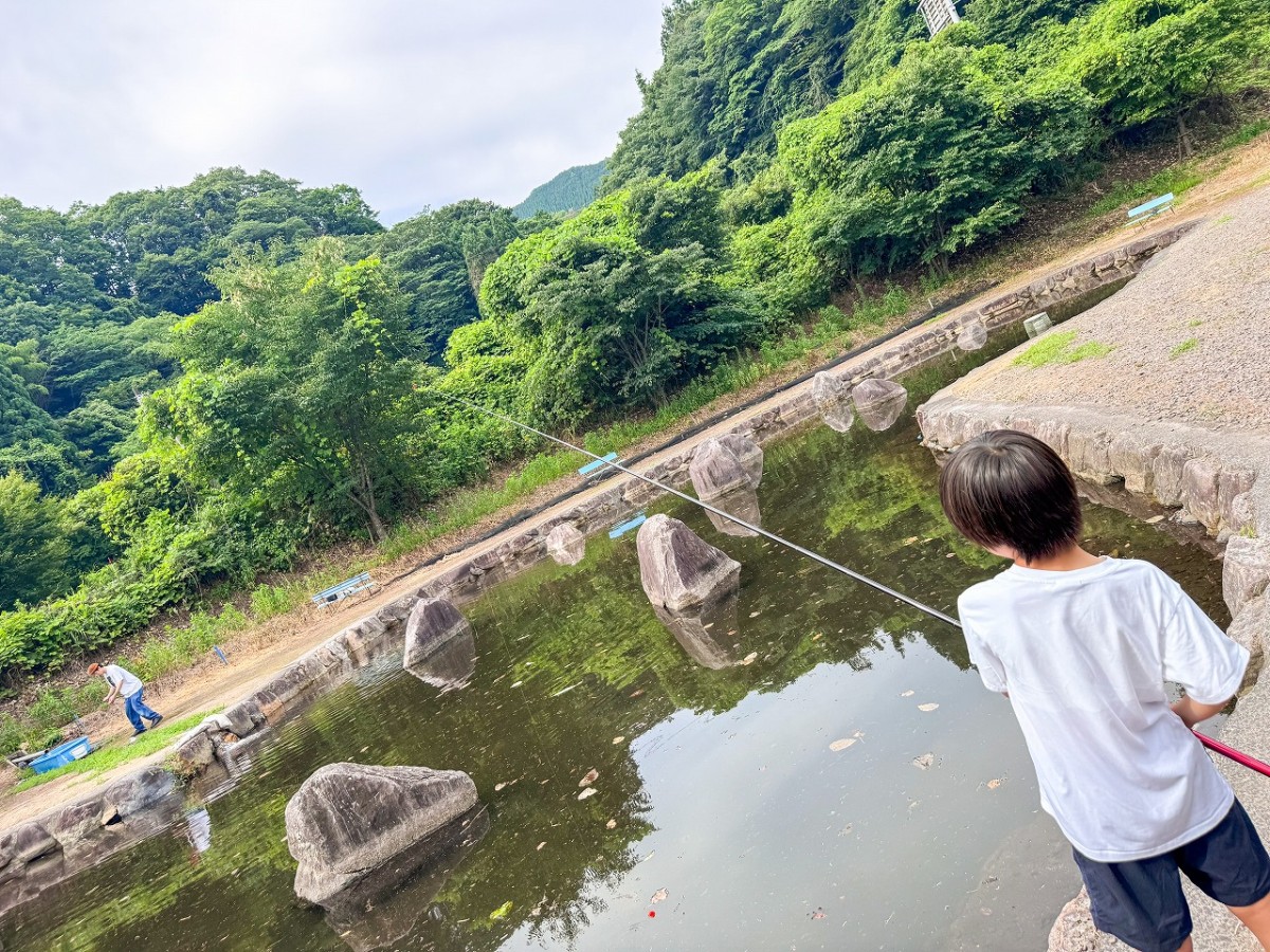 島根県飯南町にある『やまめの渓』の釣り堀の様子