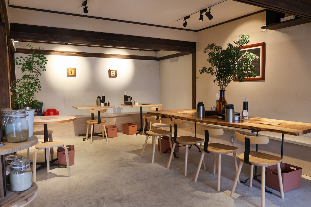 島根県出雲市にあるスパイスカレー専門店『KARLY 禅 izumo』の店内の様子