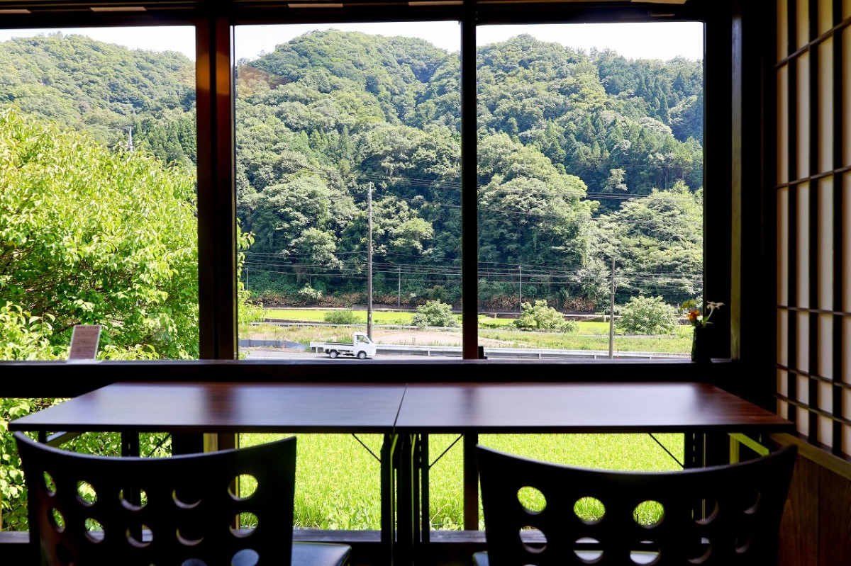 島根県美郷町にある古民家カフェ『MOMOJU Garden（モモジュガーデン）』の店内の様子