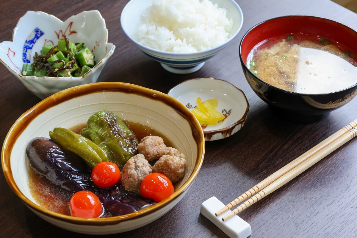 島根県美郷町にあるカフェ食堂『華蔵』の「日替わりの華蔵セット」