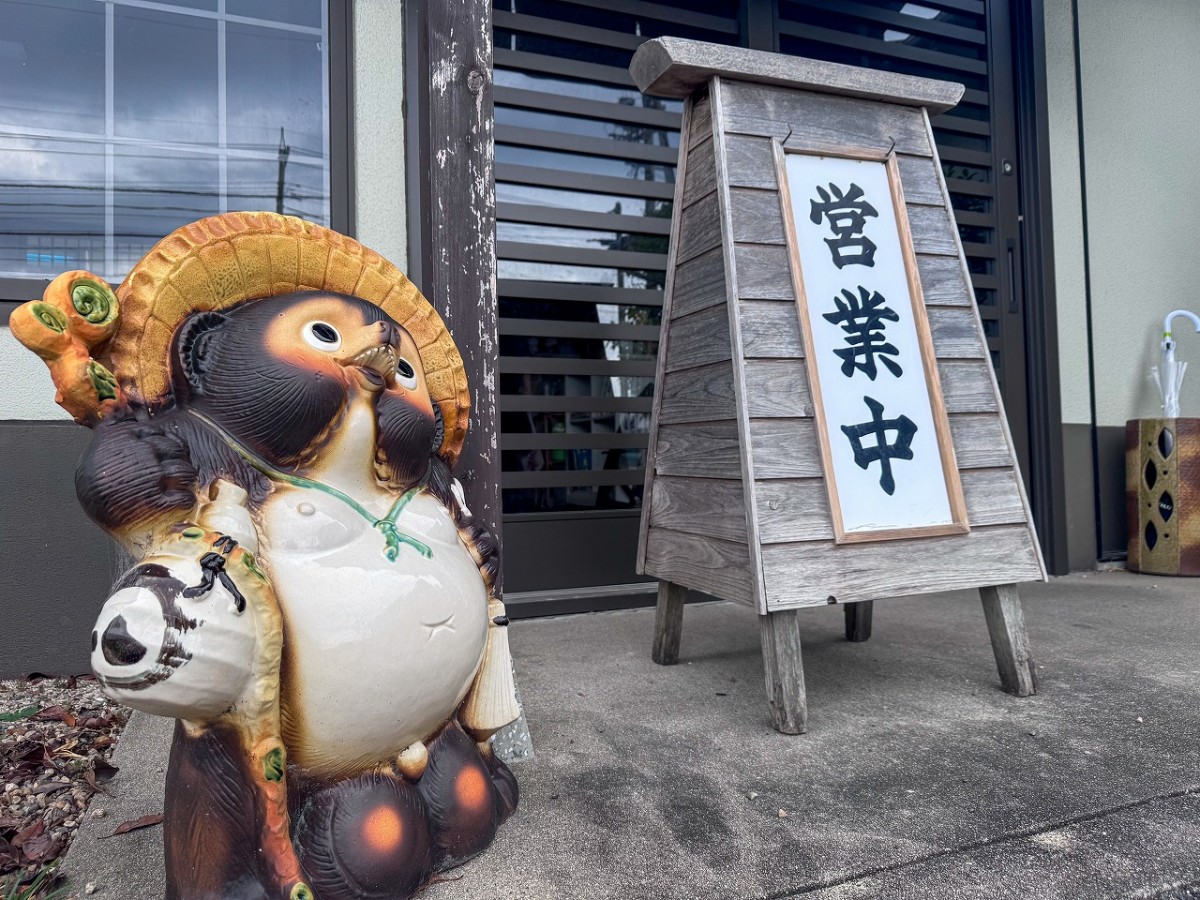 島根県出雲市にある食事処『たばら食堂』店頭に置かれたタヌキ像