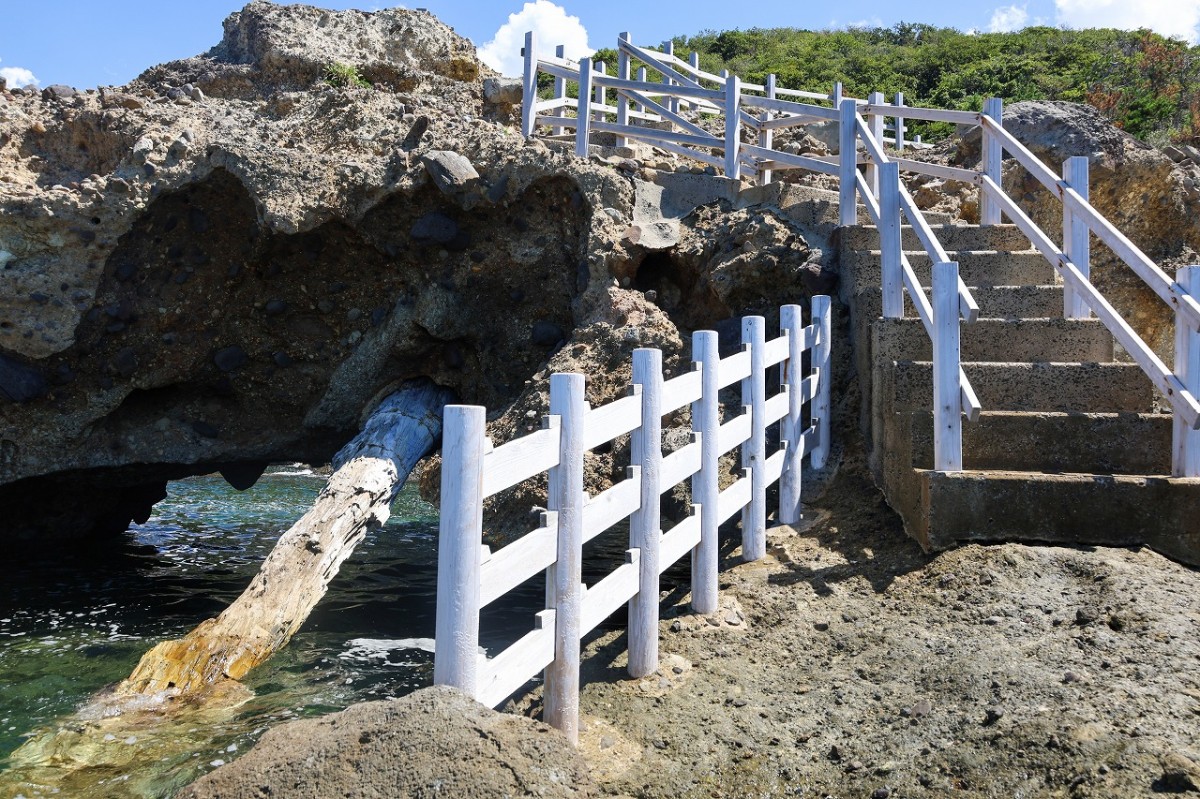島根県大田市『波根西海岸』にある樹木化石「波根西の珪化木(はねにしのけいかぼく)」