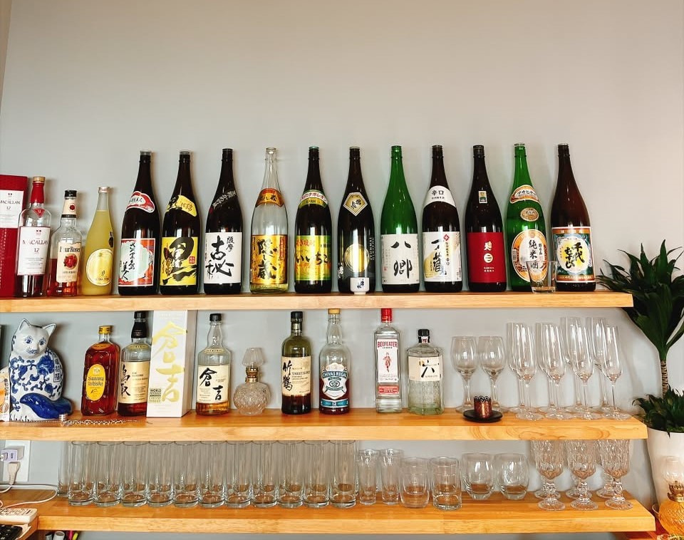 米子市西倉吉町にオープンしたおばんざいのお店『八席』の店内の様子