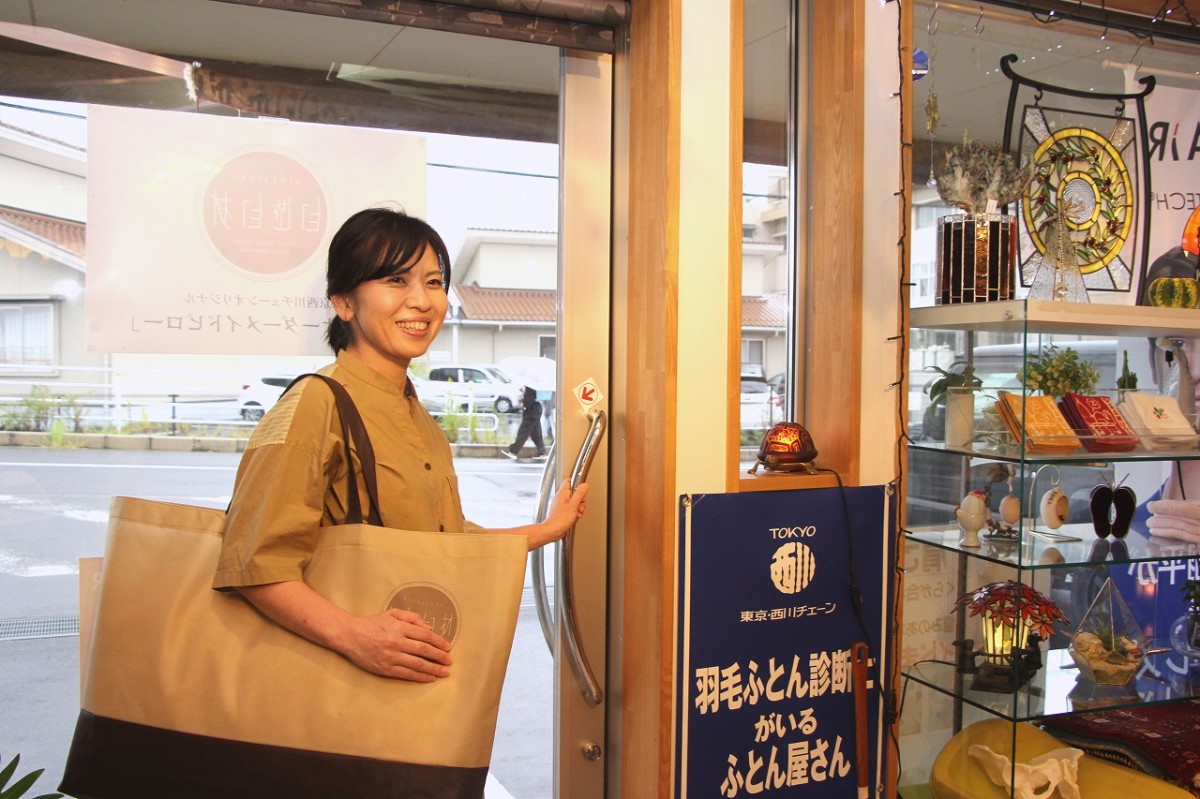 島根県出雲市の寝具専門店『糸賀ふとん店』のオーダー枕購入時の様子