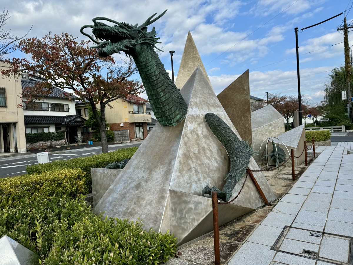 島根県出雲市の高瀬川沿いにあるモニュメント「八岐のオロチ」